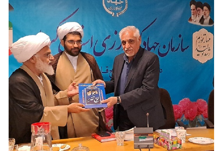 اهداءلوح تقدیر به مهندس بیگلری رئیس سازمان جهاد کشاورزی استان کرمان 