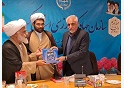 اهداءلوح تقدیر به مهندس بیگلری رئیس سازمان جهاد کشاورزی استان کرمان 